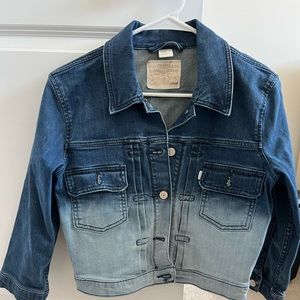 Cropped Levi’s jean jacket